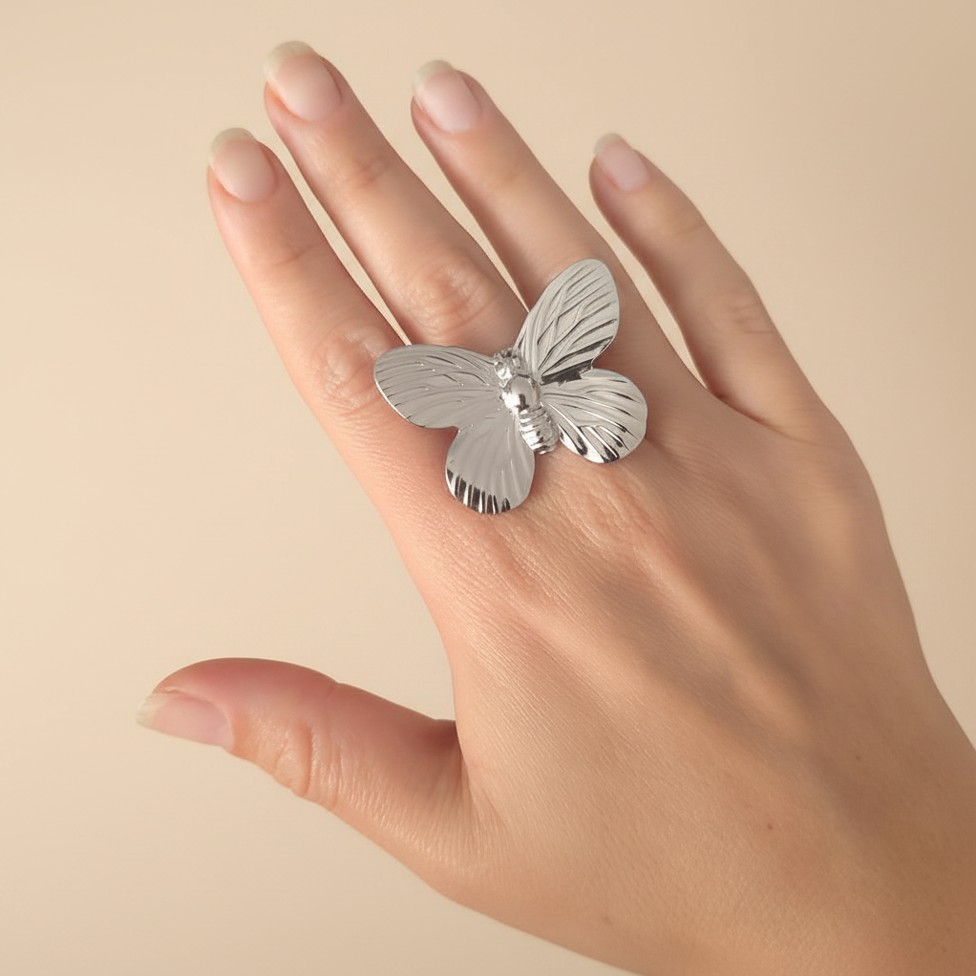 Bague Papillon Aurora 2 Bague Papillon Aurora argentée portée