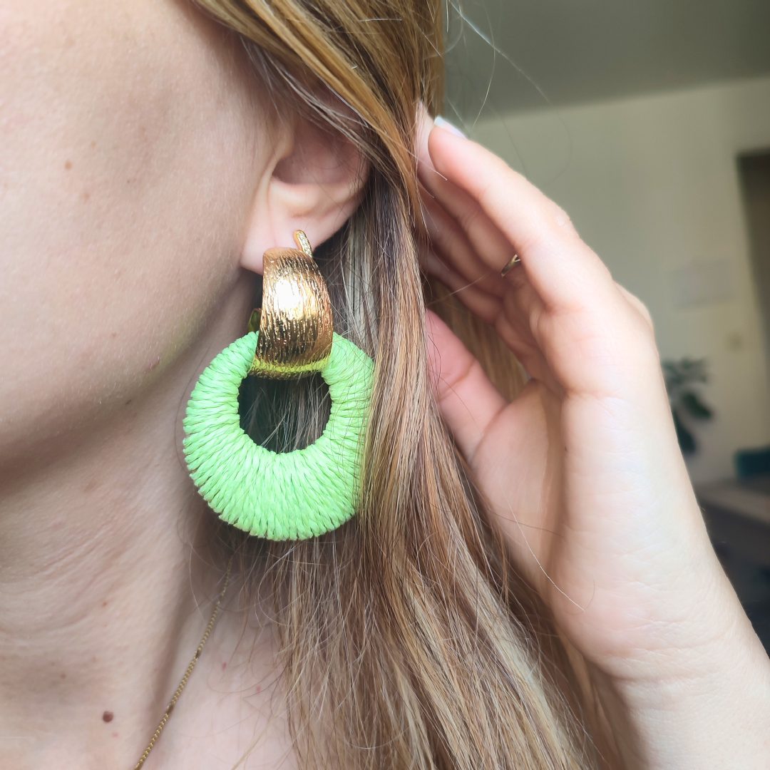 Boucles d'oreilles Calypsa 2 boucles d'oreilles calypsa vert tendre portées