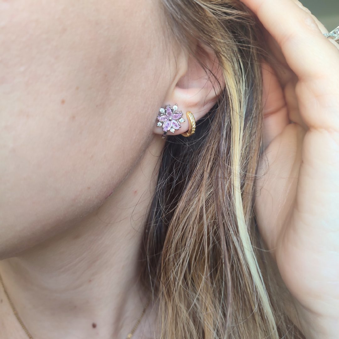 Boucles d'oreilles Florine 2 boucles d'oreilles florine rose portées