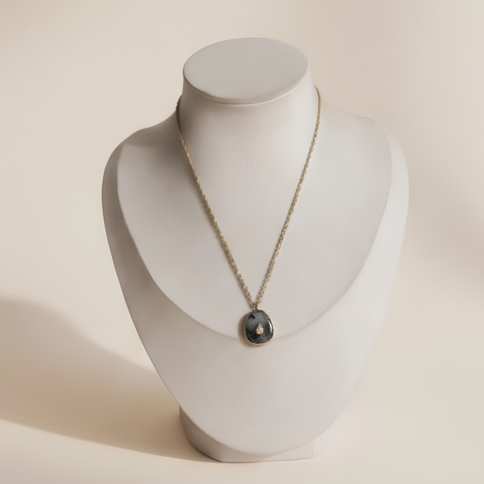 Collier Éléna 2 collier labradorite portant