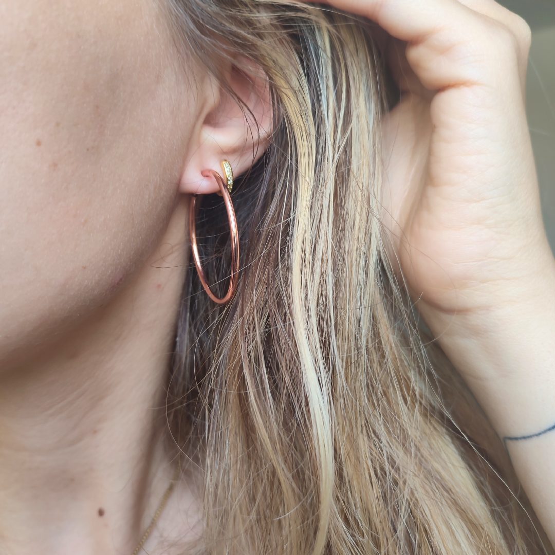 Créoles Élégance Rose Impérial 2 Créoles Élégance – Rose Gold portées